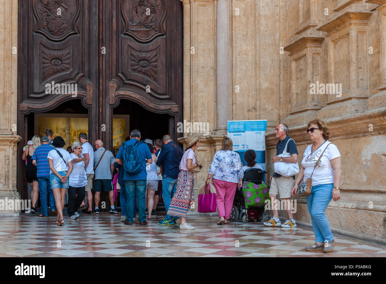 Coda di turisti a pagare per visitare la Cattedrale di Malaga, in Spagna. Foto Stock