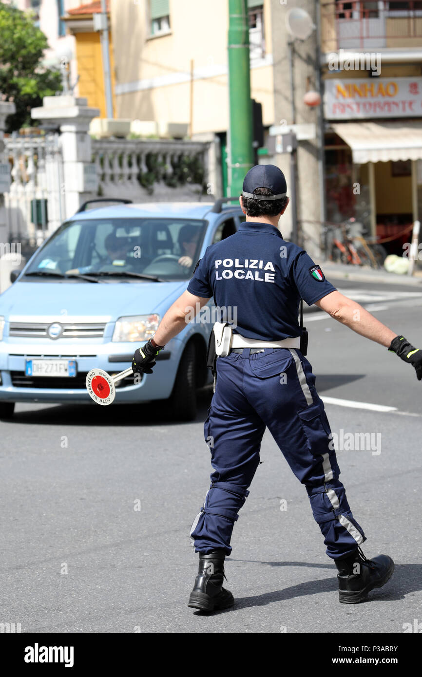 San Remo, Italia - 10 Giugno 2018: Italiano poliziotto (Polizia Locale) in  uniforme del controllo del traffico stradale nel centro della città di San  Remo, Liguria, Italia Foto stock - Alamy