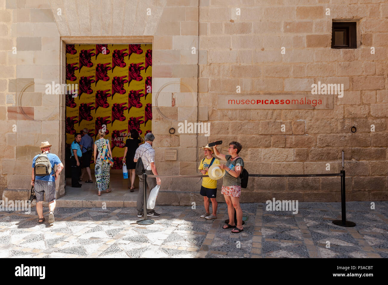 Ingresso al Museo di Picasso con turisti e sicurezza in Malaga, Spagna. Foto Stock