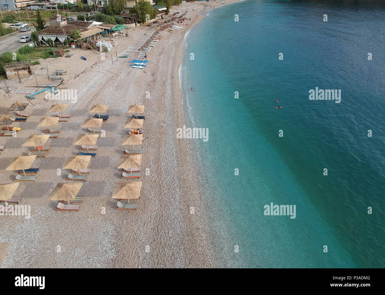 Vista aerea di spiaggia Potami nella città di Himara in Albania Foto Stock