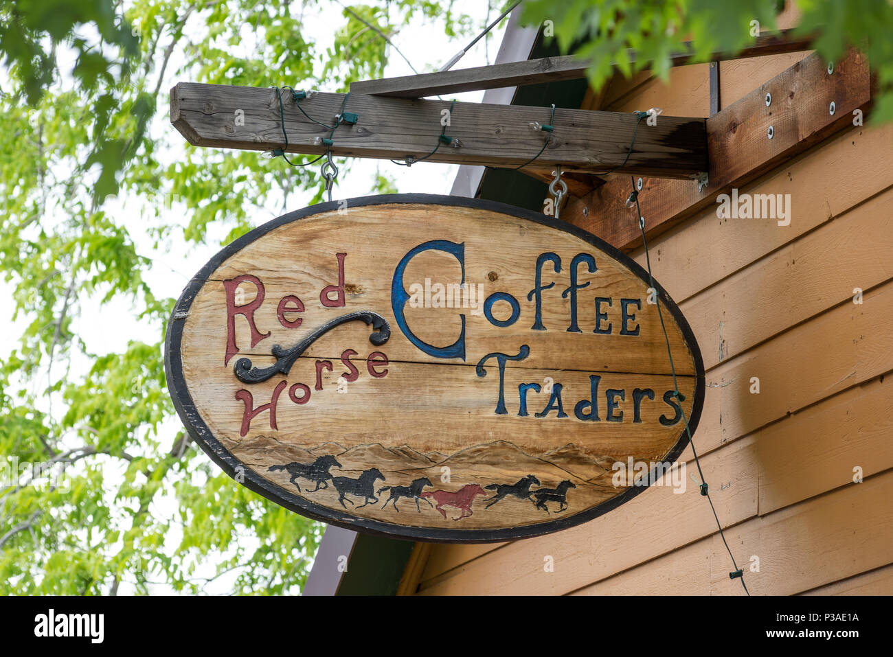 Legno artistico segno esterno rosso caffè cavallo di commercianti di Giuseppe, Oregon. Foto Stock