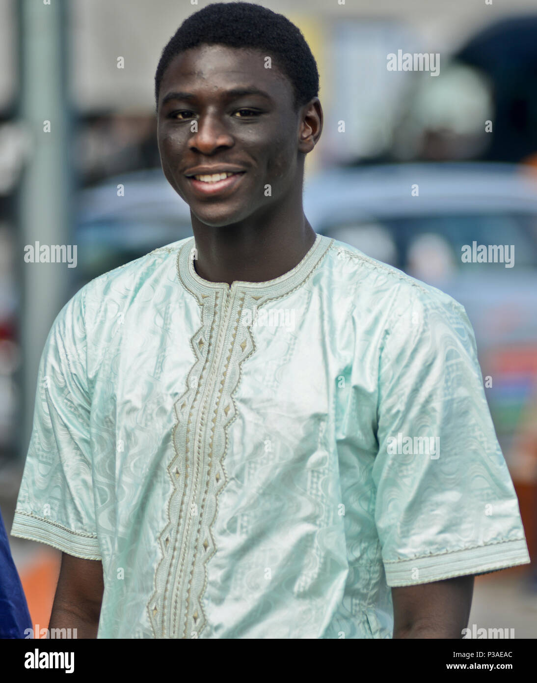 African uomo a camminare in Aker Brygge quartiere, Oslo, Norvegia Foto Stock