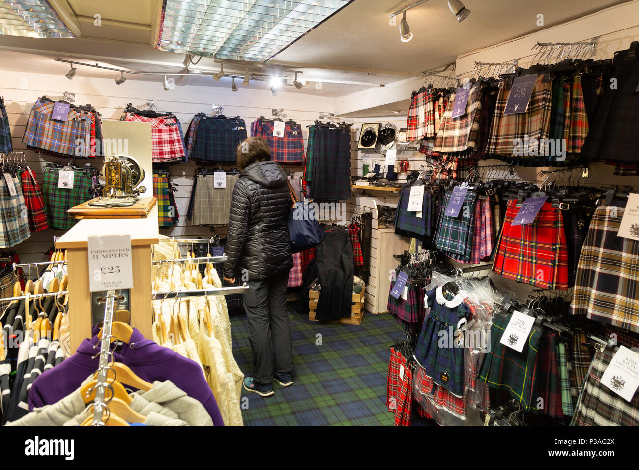 Una donna shopping per kilts , in un kilt shop, Edimburgo, Scozia UK Foto Stock