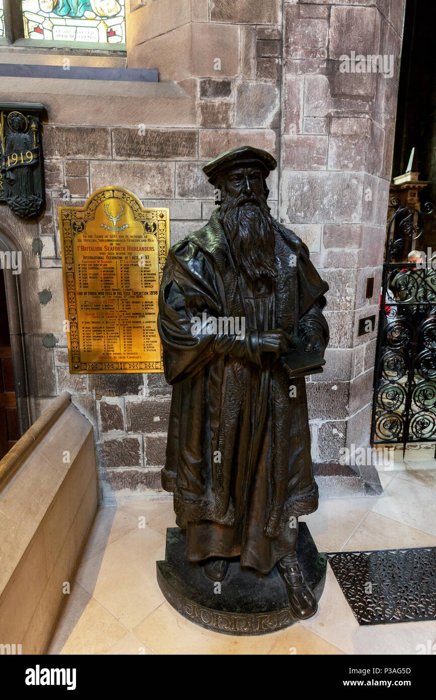 Statua di John Knox, ministro scozzese e leader di Scotlands riforma, nella Cattedrale di St Giles, Edimburgo in Scozia Foto Stock