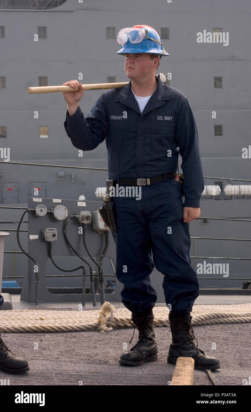 Giappone (19 maggio 2005) - marinai Walter Stewart, da Naperville, Illinois, detiene una mazza in preparazione per rilasciare il pellicano ganci dalle catene di ancoraggio a bordo del Arleigh Burke-class destroyer USS Fitzgerald (DDG 62) prima di arrivare in corso. Stati Uniti Navy Foto Stock