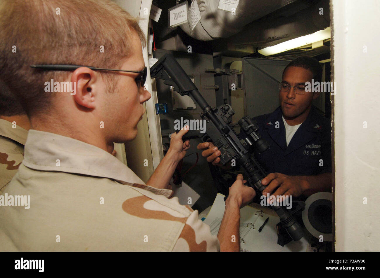 Ocean (GEN. 28, 2006) - Un membro della visita, scheda, ricerca e sequestro (VBSS) team riceve una MK-18 fucile da assalto durante un problema di armi a bordo il dock landing ship USS Carter Hall (LSD 50) per condurre un consenso master di salire a bordo di un cargo indiano dhow. Dopo la raccolta di dati da parte del team di VBSS non vi sono state indicazioni di pirateria, il terrorismo o il contrabbando e il carico a bordo di un giunco e successivamente è stata cancellata per la sua destinazione. Carter Hall è attualmente su una distribuzione conducendo le operazioni di sicurezza marittima (MSO) a sostegno della guerra globale al terrorismo. Stati Uniti Navy Foto Stock