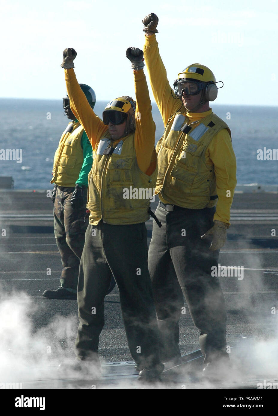 Ocean (sett. 26, 2006) - Aviazione BoatswainÕs Mate manipolazione 2a classe Ricardo Hernandez riceve le istruzioni sugli aerei segnali a mano da aviazione di Boatswain Mate manipolazione 2a classe Michael Manuel durante le operazioni di volo a bordo della energia nucleare portaerei USS John C. Stennis (CVN 74). Stennis e avviato Carrier aria Wing nove (CVW-9) stanno conducendo la formazione composita dell'Unità Esercizio (COMPTUEX). U.S Navy Foto Stock
