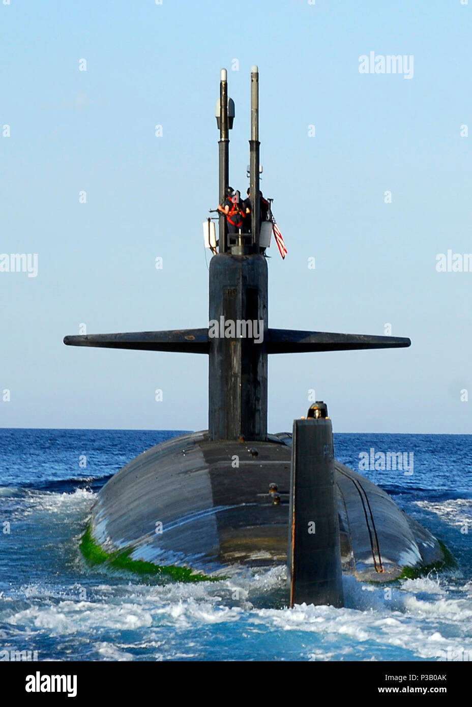 BAY, Creta (Jun 10, 2008) Il Los Angeles-classe attacco rapido sommergibile USS Norfolk (SSN 714) le teste in mare dopo una porta di routine visita. Norfolk è su un programmato sei mesi di distribuzione indipendenti operanti negli Stati Uniti Comando centrale area di responsabilità. Stati Uniti Navy Foto Stock