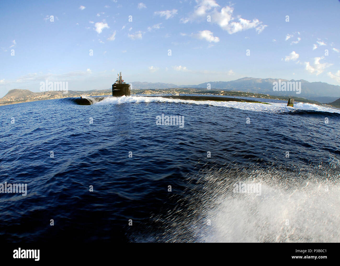 BAY, Creta (Jun 10, 2008) Il Los Angeles-classe attacco rapido sommergibile USS Norfolk (SSN 714) testine a mare a seguito di una porta di routine visita. Norfolk è su un programmato sei mesi di distribuzione indipendenti operanti negli Stati Uniti Comando centrale area di responsabilità. Stati Uniti Navy Foto Stock