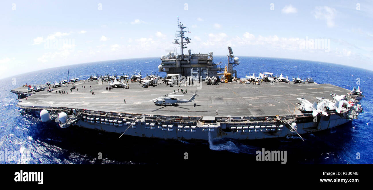 OCEAN (24 luglio 2008) La portaerei USS Kitty Hawk (CV 63) vapori attraverso l'Oceano Pacifico. Kitty Hawk partecipa al bordo del Pacifico (RIMPAC) 2008. RIMPAC è il più grande worldÕs multinazionale di esercizio ed è programmato a scadenza biennale da parte del governo degli STATI UNITI Flotta del pacifico. Tra i partecipanti figurano gli Stati Uniti, Australia, Canada, Cile, Giappone, Paesi Bassi, Perù, Repubblica di Corea, di Singapore e del Regno Unito. Foto Stock