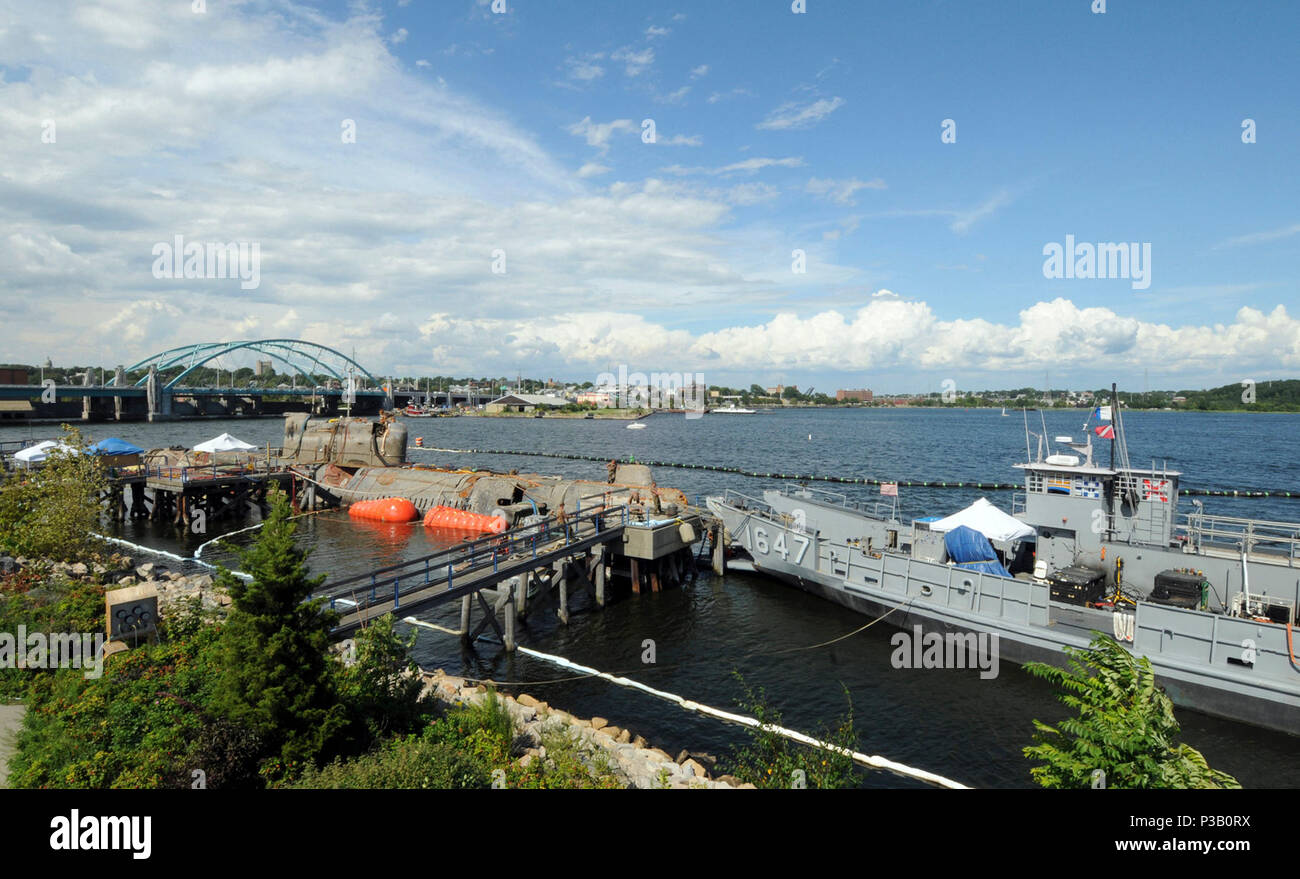 R.I. (Agosto 10, 2008) dell'ex Unione Sovietica Juliett sottomarino 484 e Landing Craft Utility (LCU) 1647 sedersi a Collier Point Park. Diving Mobile e unità di soccorso (MDSU) 2, U.S. Esercito Società di immersioni e un cantiere navale Sistemi di mare il comando unità di supporto utilizzati sacchi di sollevamento e galleggianti, in combinazione con otto pompe idrovore per sollevare il sommergibile. Questo esercizio è parte del Dipartimento della difesa innovativi formazione Readiness (IRT) programma. Attraverso IRT, subacquei militari ricevono una formazione prendendo parte ai reali comunità basate su progetti. IRT e civili-militari migliorare i progetti di preparazione militare e ben Foto Stock