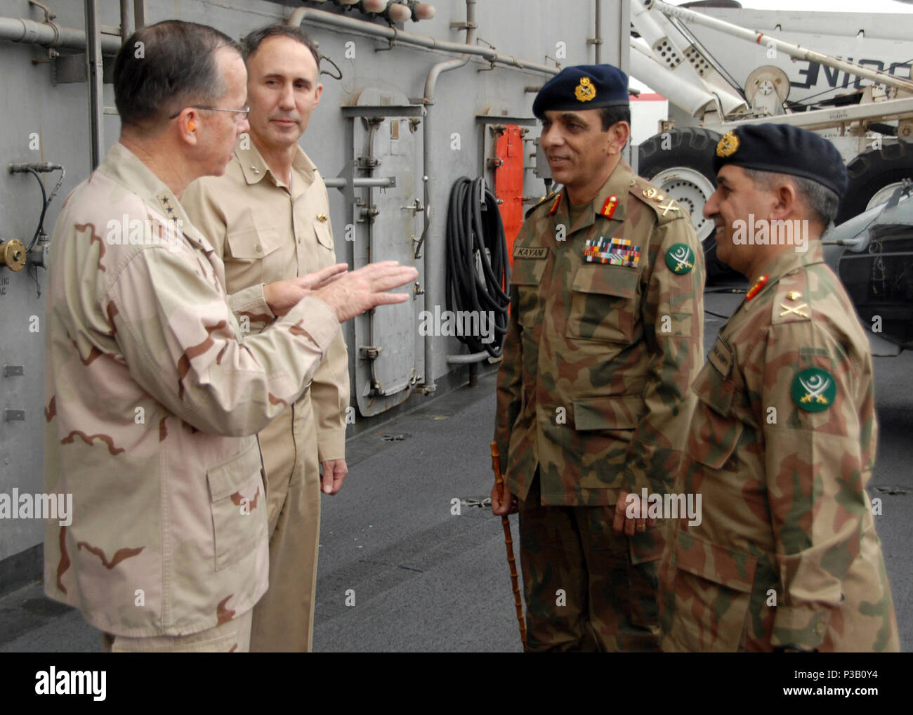 Da sinistra, Presidente del Comune di capi di Stato Maggiore della Marina Militare Adm. Mike Mullen e Adm posteriore. Scott Van Buskirk, comandante del Carrier Strike gruppo 9, parlare con il capo del personale dell'esercito del Pakistan Army gen. Ashfaq Kayani e pakistane Il Mag. Gen. Ahmad Shuja Pasha, direttore generale delle operazioni militari, sul ponte di volo della portaerei USS Abraham Lincoln (CVN 72) mentre è in corso nel nord mare Arabico Agosto 27, 2008. Lincoln è distribuito negli Stati Uniti Quinta Flotta area di operazioni a sostegno delle operazioni irachene e Enduring Freedom. Foto Stock