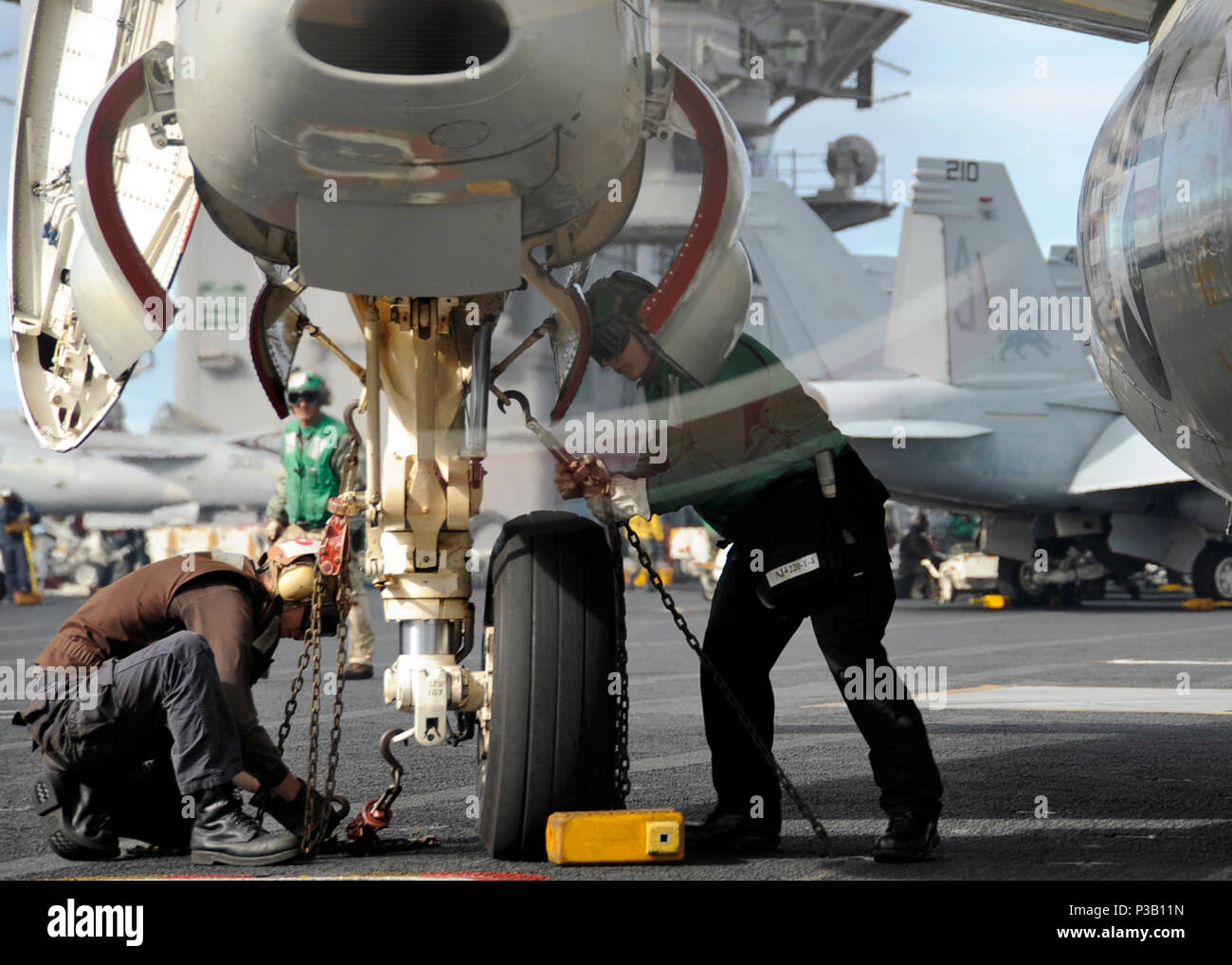 OCEAN (ott. 1, 2008) ponte di volo personale legare giù un E-2C Hawkeye assegnato al "sopportare Aces' di Carrier Airborne Early Warning Squadron (VAW) 124 per il ponte di volo della portaerei USS Theodore Roosevelt CVN (71). Theodore Roosevelt e avviato Carrier aria Wing (CVW) 8 sono in corso su una distribuzione programmata. Foto Stock OCEAN (ott. 1, 2008) ponte di volo personale legare giù un E-2C Hawkeye assegnato al "sopportare Aces' di Carrier Airborne Early Warning Squadron (VAW) 124 per il ponte di volo della portaerei USS Theodore Roosevelt CVN (71). Theodore Roosevelt e avviato Carrier aria Wing (CVW) 8 sono in corso su una distribuzione programmata. Foto Stock