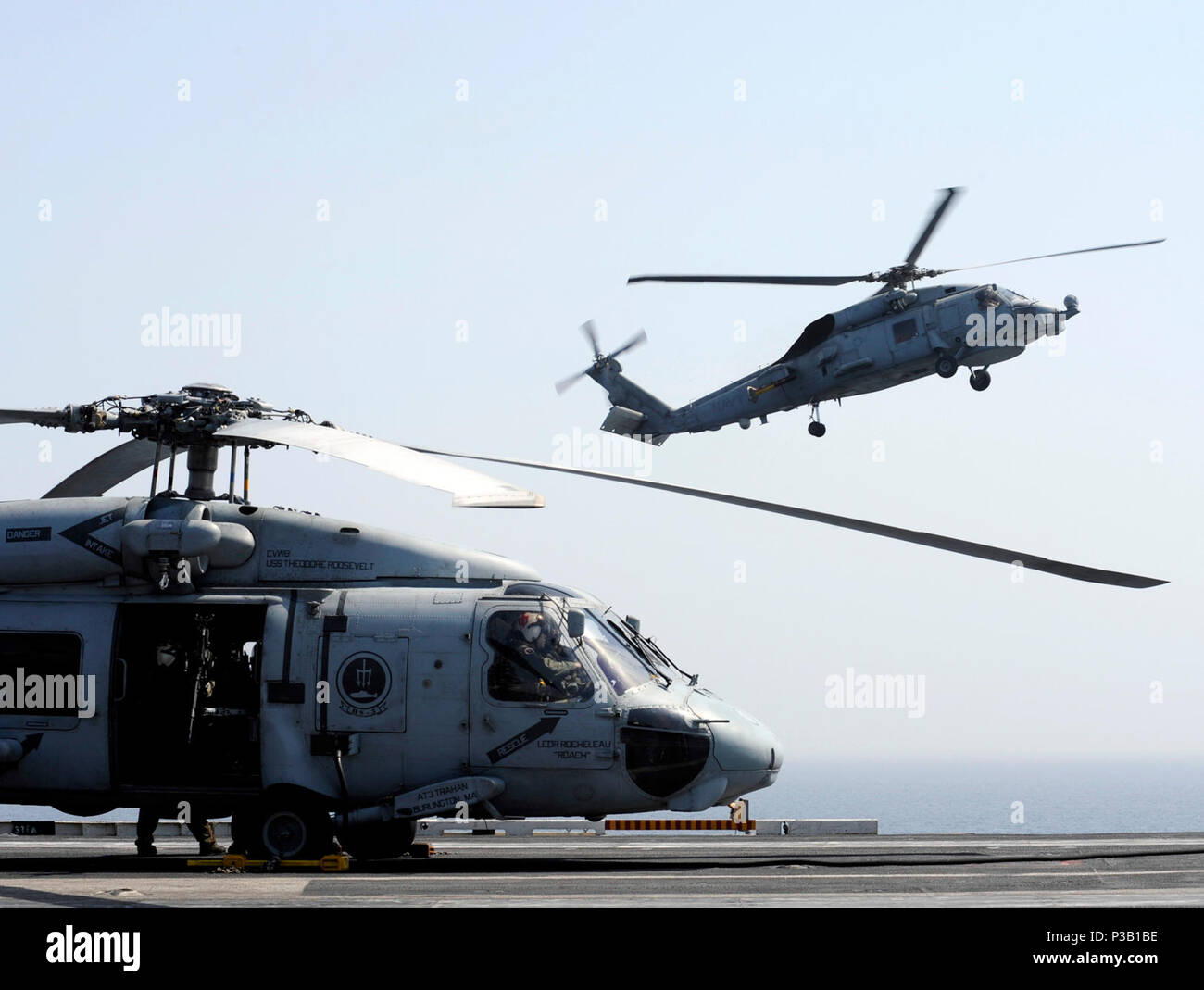 Di OMAN (ott. 18, 2008) Una SH-60B Seahawk elicottero si avvicina la portaerei USS Theodore Roosevelt CVN (71) per un atterraggio. La Nimitz-aeromobili di classe carrier e avviato Carrier aria Wing (CVW) 8 sono in corso su una distribuzione programmata. Foto Stock