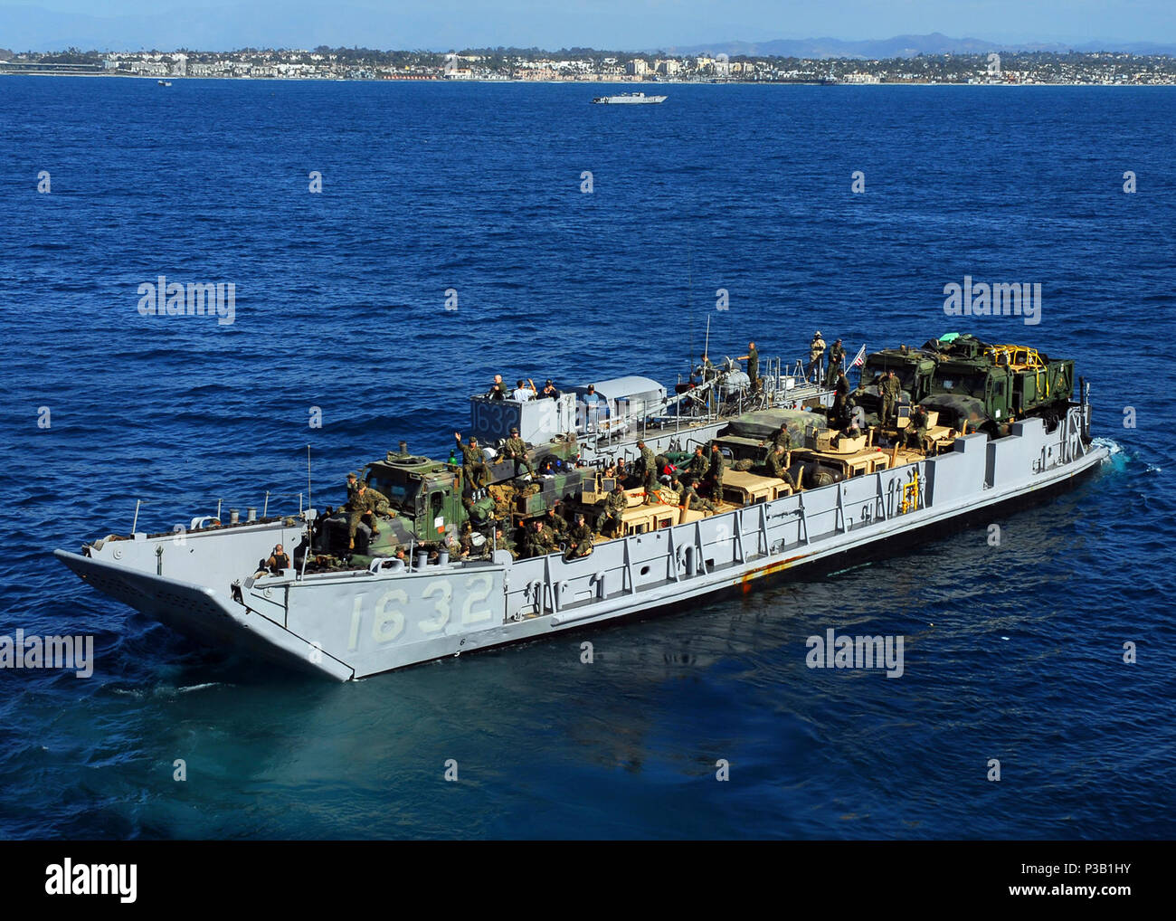 OCEAN (nov. 3, 2008) una landing craft utility esce dal ben coperta dell'assalto anfibio nave USS Peleliu (LHA 5) e gira verso la costa della California del sud di sbarcare Marines a Camp Pendleton, California, dopo un programmato sei mesi di distribuzione. Peleliu è il prodotto di punta della Peleliu Expeditionary Strike gruppo. Foto Stock