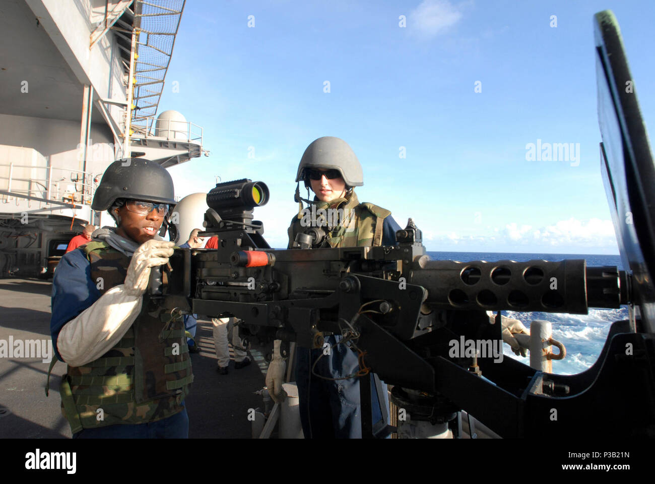 OCEAN (nov. 11, 2008) Aviation Ordnanceman 3rd Class Brittany Cooper si prepara a sparare un 0,50 Caliber machine gun durante un'esercitazione a fuoco sul fiocco della Nimitz-class portaerei USS Ronald Reagan (CVN 76). Il Ronald Reagan Carrier Strike gruppo è su una distribuzione programmata negli Stati Uniti 7 flotta area di responsabilità. Foto Stock