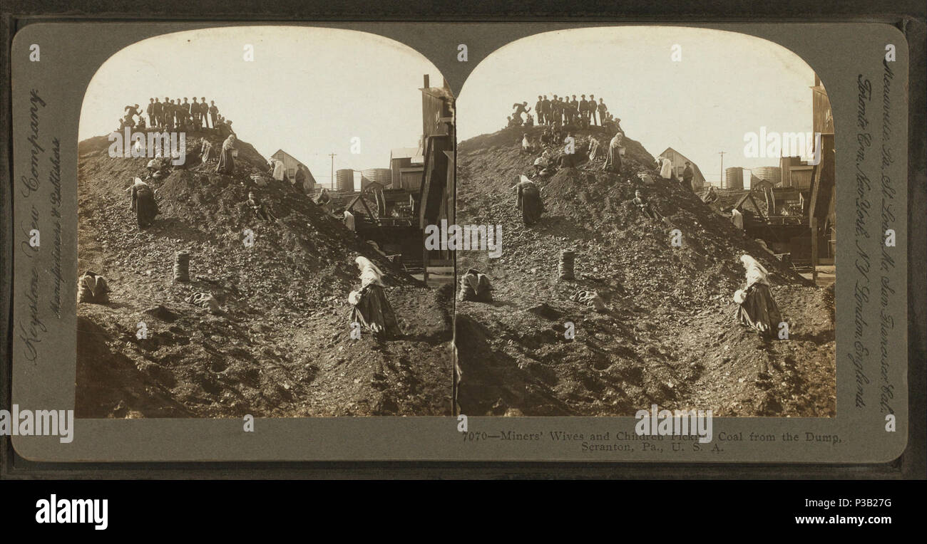 . I minatori di mogli e figli di carbone di prelievo dalla discarica, Scranton, Pa., U.S.A. Copertura: 1870?-1915?. Fonte Imprint: 1870?-1915?. Elemento digitale pubblicata 8-31-2005; aggiornato 2-13-2009. 191 minatori di mogli e figli di carbone di prelievo dalla discarica, Scranton, Pa., U.S.A, da Robert N. Dennis raccolta di vista stereoscopica Foto Stock