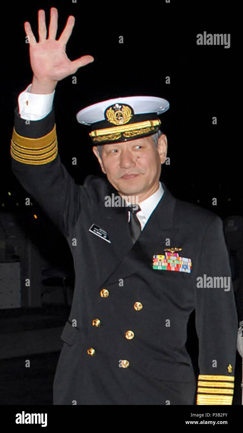 (Dec. n. 6, 2008) Adm. Keiji Akahoshi, Giappone marittimo Forza di Autodifesa capo del personale, onde come si sta con il cap. Thom Burke, sinistra, comandante del Comando anfibio nave USS Blue Ridge (LCC 19); Yoichiro Esaki, membro del Giappone Casa dei Rappresentanti; Vice Adm. Anthony Winns, U.S. Ispettore navale generale; e Vice Adm. John M. Bird, commander, U.S. 7 flotta, durante un ricevimento a bordo di Blue Ridge. La reception rispetta la USA-Giappone alliance e la forte relazione tra Stati Uniti La marina e il Giappone marittimo forza di autodifesa. Inoltre i partecipanti hanno celebrato il centenario Foto Stock