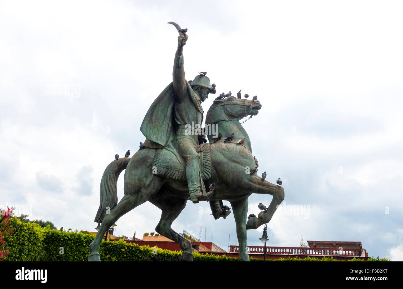 Statua del capitano Ignacio Allende a cavallo con la spada e piccioni Foto Stock