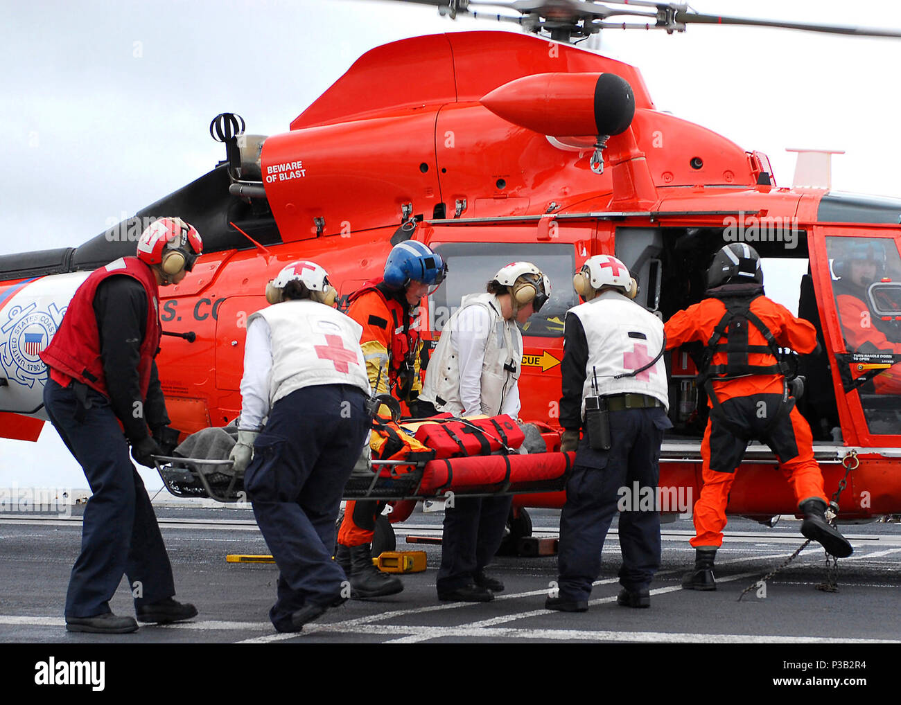 OCEAN (dec. n. 14, 2008) un ferito marinaio mercantile dal cargo liberiano nave 'Marie Rickmers' è caricato su un Coast Guard MH-65 Delfino elicottero dopo la ricezione di base attenzione medica a bordo della portaerei USS Abraham Lincoln (CVN 72). Il marinaio fu preso da Abramo Lincoln la notte precedente da un San Diego Coast Guard elicottero e stabilizzata dal punto di vista medico prima di essere volato a San Francisco per il trattamento. Abraham Lincoln è in corso di addestramento e supporto delle qualifiche. Foto Stock