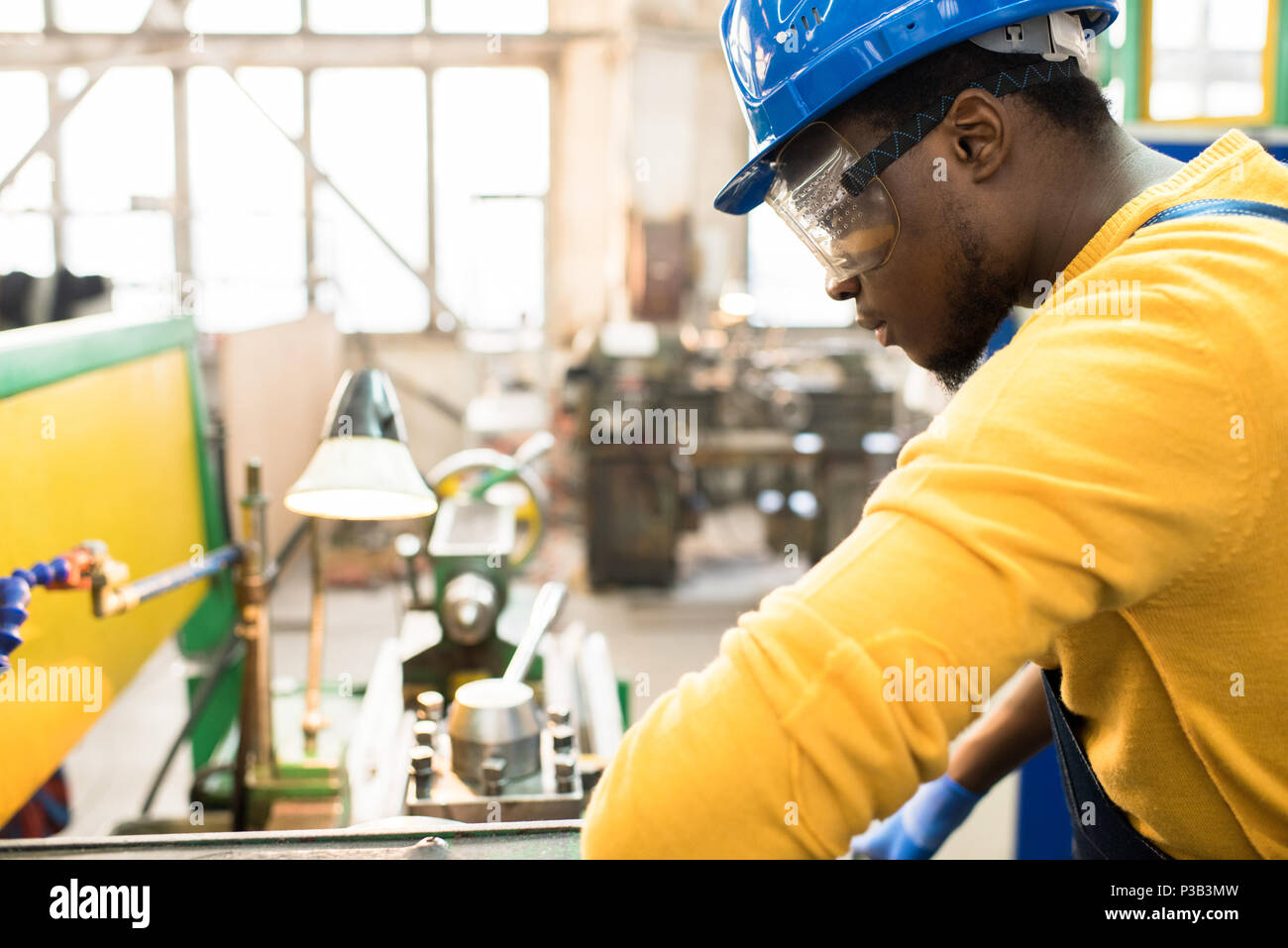 Concentrato ingegnere africani al lavoro Foto Stock
