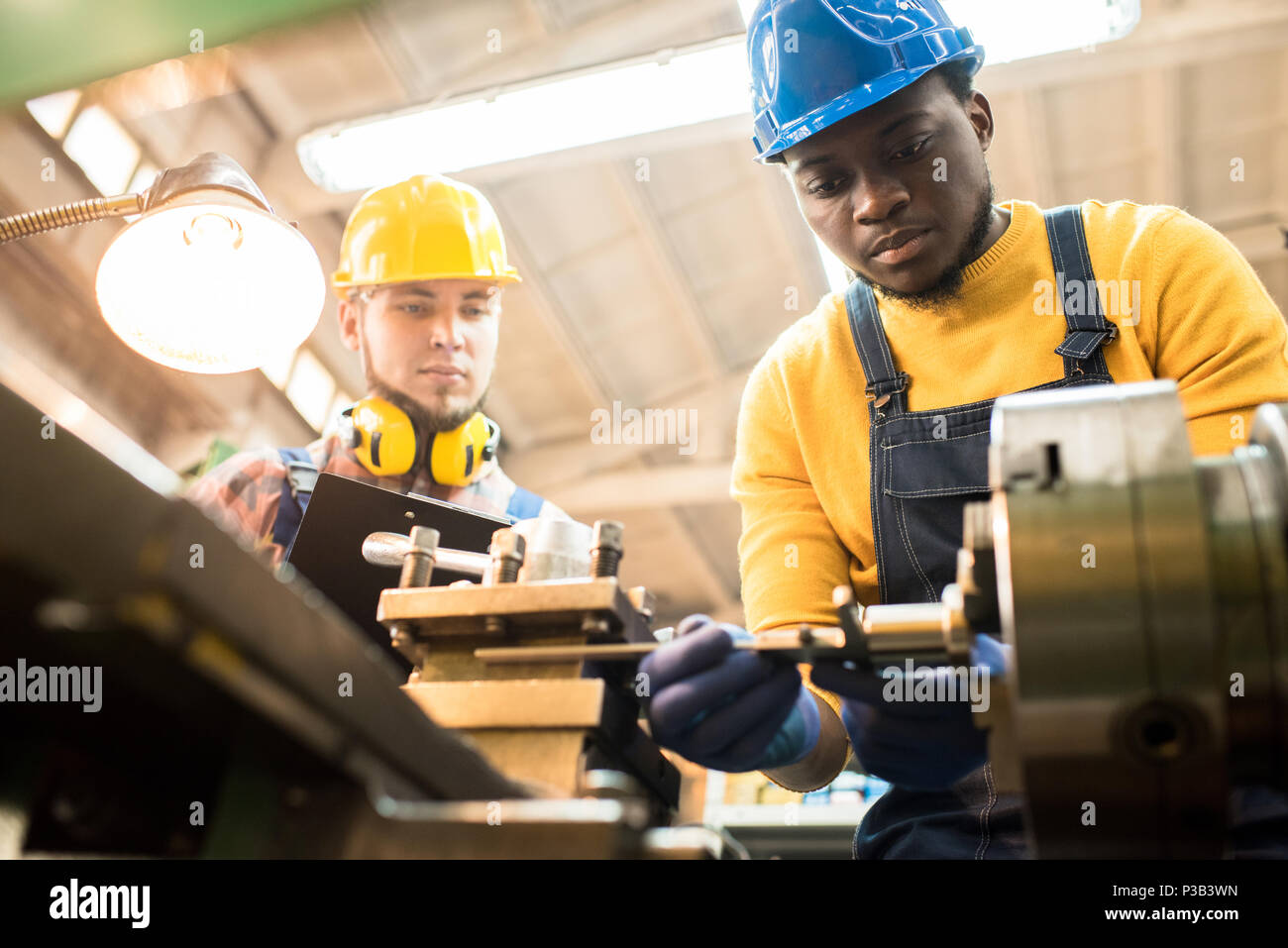 Ispettore di valutare il lavoro di riparazione di ingegnere di impianto Foto Stock