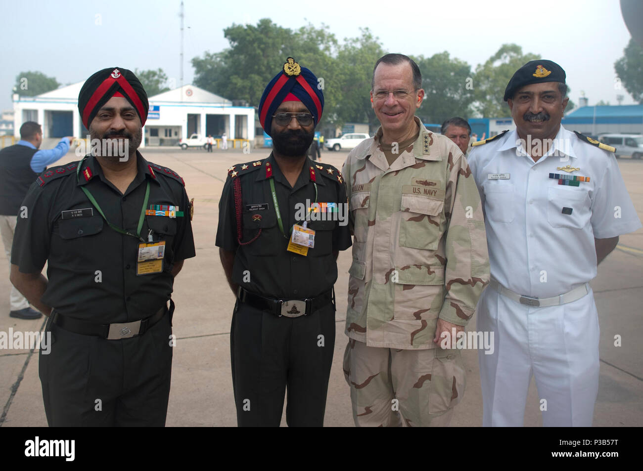 Adm. Mike Mullen, presidente del Joint Chiefs di visite del personale di Islamabad, in Pakistan il 24 luglio 2010. (DoD Foto Stock