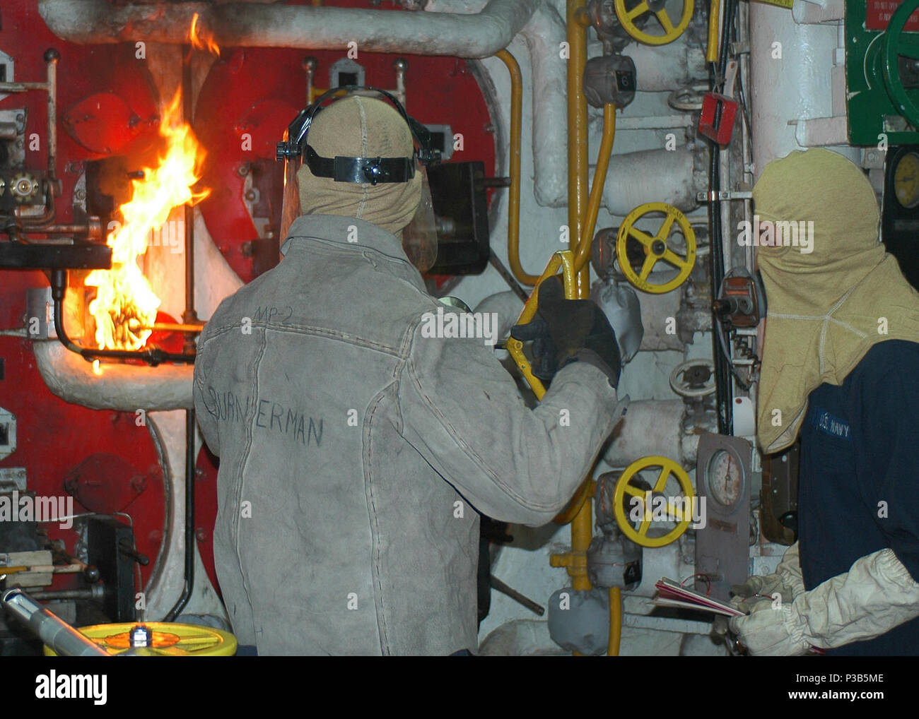 Stati Uniti Navy Fireman Trent Miller lights off il numero due caldaia a bordo della distribuito Amphibious Assault nave USS Essex (LHD 2) mentre in porto Sasebo, Giappone, Ottobre 22, 2009. La nave si prepara a scendere in strada per la sua caduta di implementazione. (DoD Foto Stock