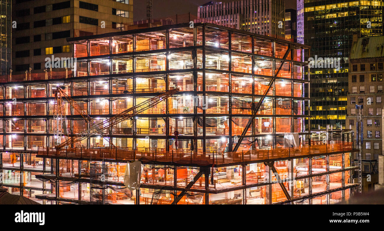 Vista notturna del cantiere, crescente edificio nel centro di Manhattan, New York City Foto Stock