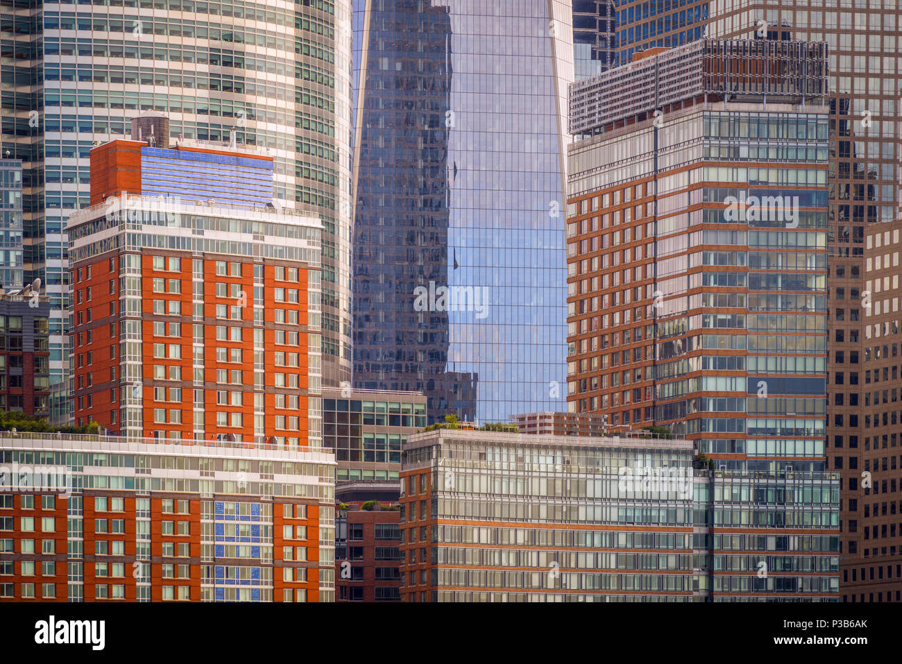 Dettaglio della parte inferiore della skyline di Manhattan tra cui pat di One World Trade Center di New York City Foto Stock