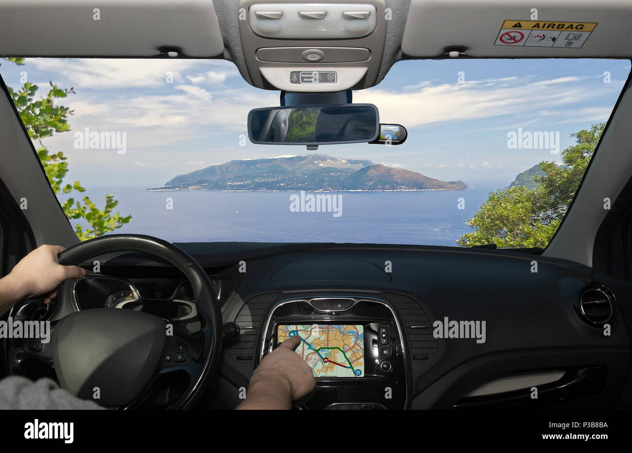 Alla guida di una vettura mentre utilizzando il touch screen di un sistema  di navigazione GPS