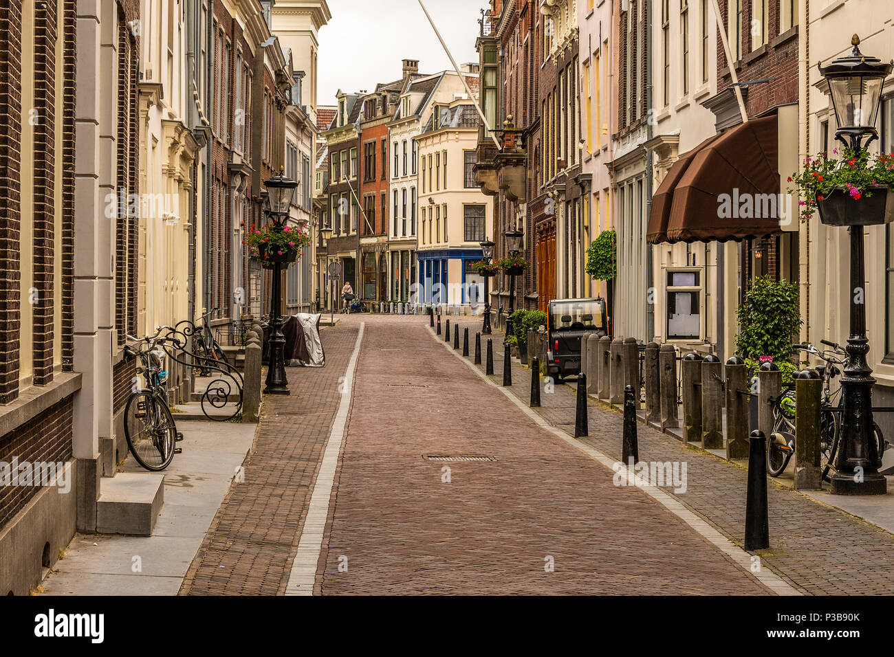 Tipica strada con i suoi edifici tradizionali nel centro storico della città di Utrecht. Paesi Bassi Foto Stock