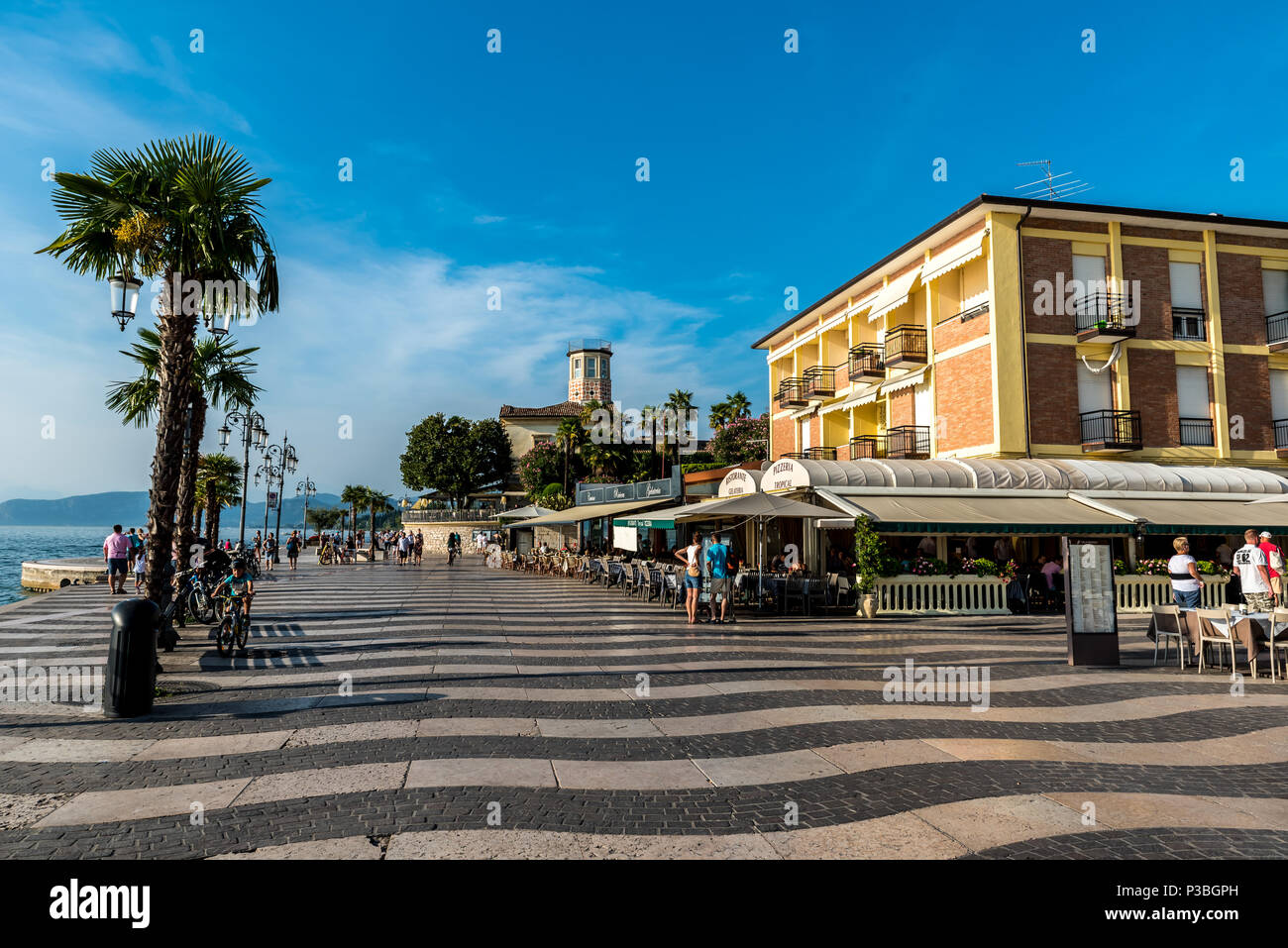 Romantico porticciolo di Lazise, sul lago di Garda in Italia Foto Stock