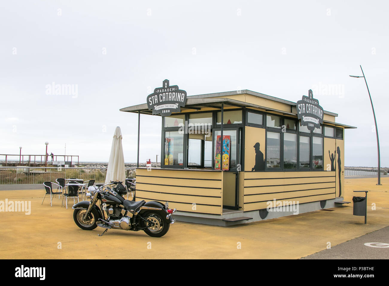 Il fast food fornitore su una spiaggia di Figueira da Foz, Portogallo. Foto Stock