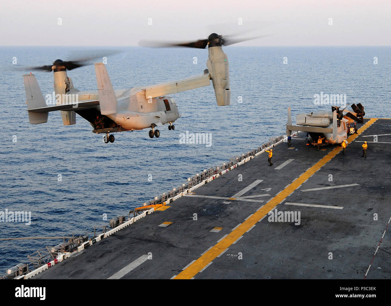 Un U.S. Marine Corps MV-22B Osprey aeromobili di medio marino Tiltrotor Squadron (VMM) 263, 22 Marine Expeditionary Unit (MEU) decolla da assalto anfibio nave USS Bataan (LHD 5 nov. 6, 2009, nell'Oceano Indiano. Falchi Pescatori sono volato a Camp Bastion, Afghanistan, dove saranno trasferiti a VMM-261 e utilizzato per il supporto del secondo Marine Expeditionary Brigade. Questa è la prima volta che l'aeromobile sarà utilizzato in Afghanistan. La ventiduesima MEU serve come il teatro forza di riserva per gli Stati Uniti Il comando centrale. Foto Stock