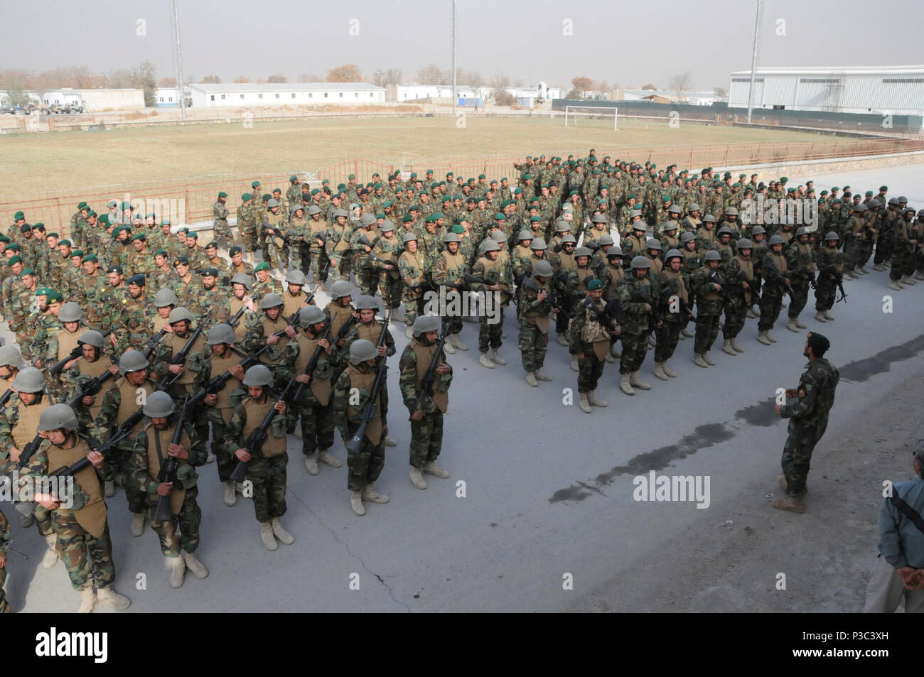 KABUL, Afghanistan - i soldati dell'Afghanistan Esercito Nazionale stand in stretta formazione mentre viene affrontato da LT. Ameenullah generale Karim, Comandante della ANA Dipartimento Educazione durante la distribuzione di una cerimonia di premiazione che si terrà a Camp Black Horse, Kabul il Nov22, 2009. L Esercito nazionale afgano ha fatto un altro passo avanti per soddisfare il loro obiettivo di 134.000 uomo esercito dalla caduta del 2010 con la graduazione di quasi 800 truppe dalla società accelerata. La società accelerata terminato la loro formazione presso il militare di Kabul, centro di formazione che i treni più truppe sotto un condensato di pianificazione al fine di rea Foto Stock