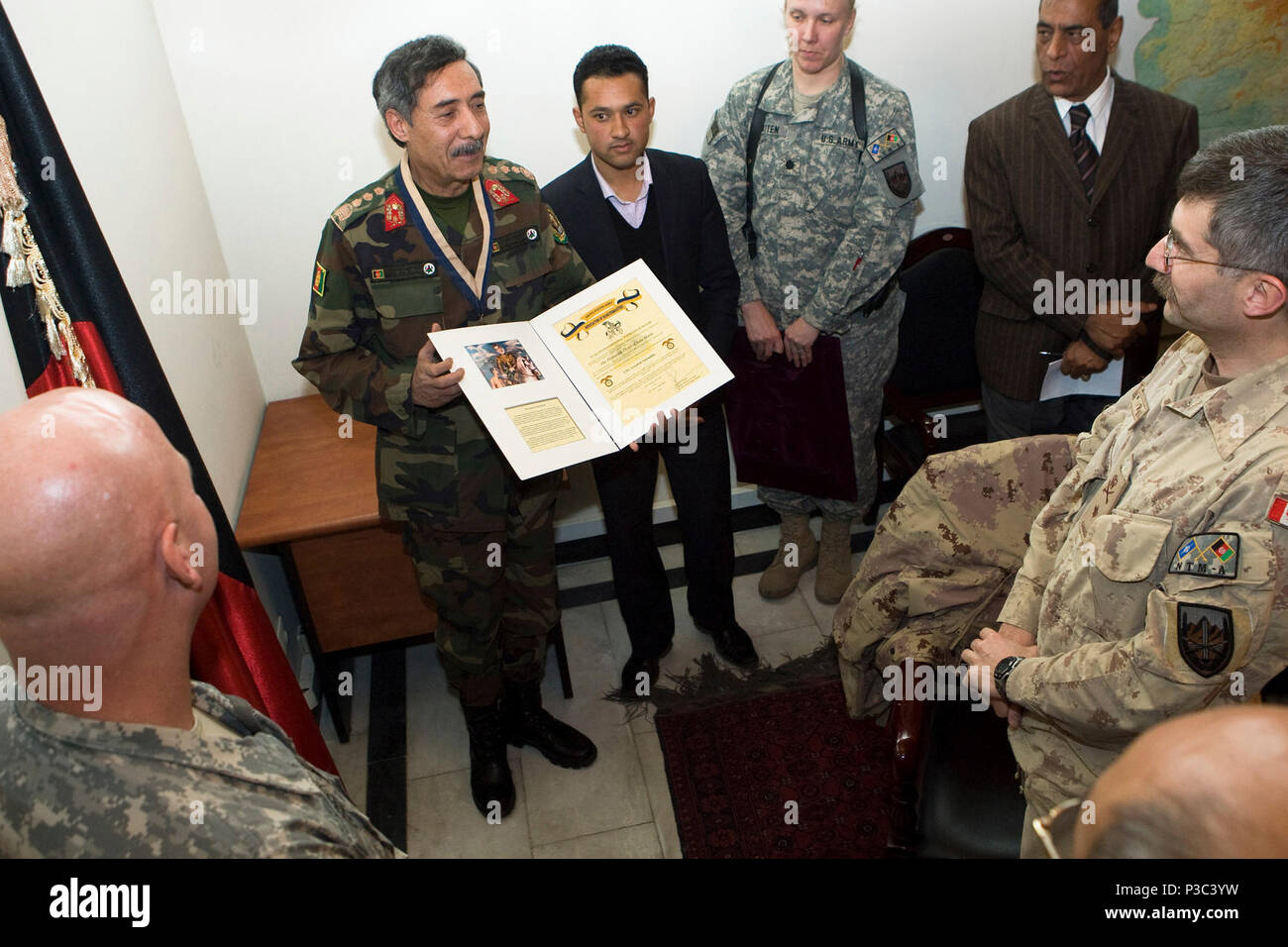(Nov. 24, 2009) Lt. Gen. Yosufzai Azizuddin, sinistra, Capo della logistica (GSG4), esercito nazionale afghano è presentato la onorevole ordine di Saint Martin e dalla Associazione di Quartermasters per i suoi 40 anni come un militare di logista. Azizuddin sta attualmente servendo come GSG4, General Staff Logistica per il Ministero della Difesa. Il premio è chiamato con il nome di Saint Martin che era uno dei più popolari santi in Francia è conosciuto per la sua carità durante il Medioevo. 091124 Foto Stock