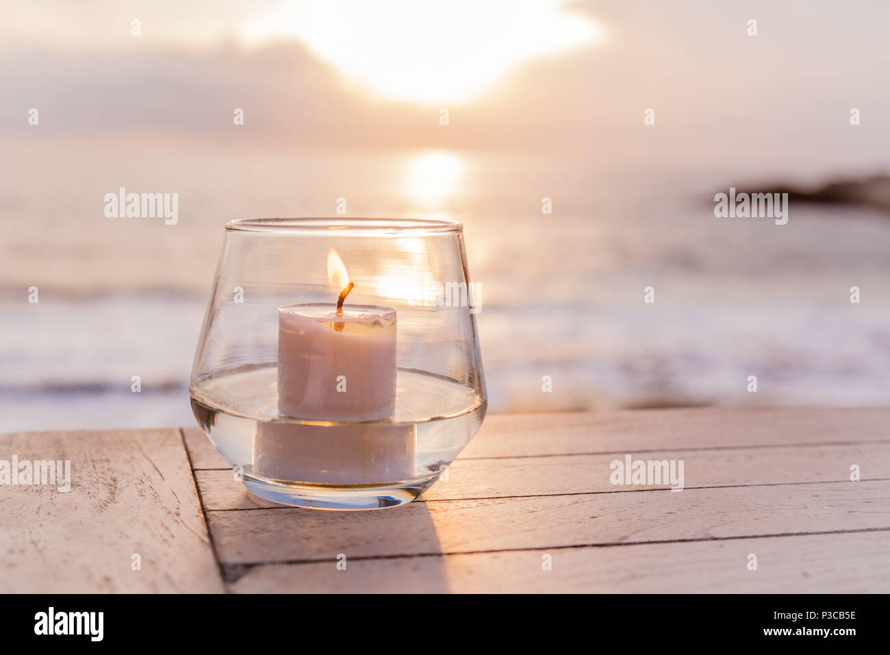 Candela su un tavolo a ocean view cafe, Sunset Point, Nusa Lembongan, Indonesia Foto Stock