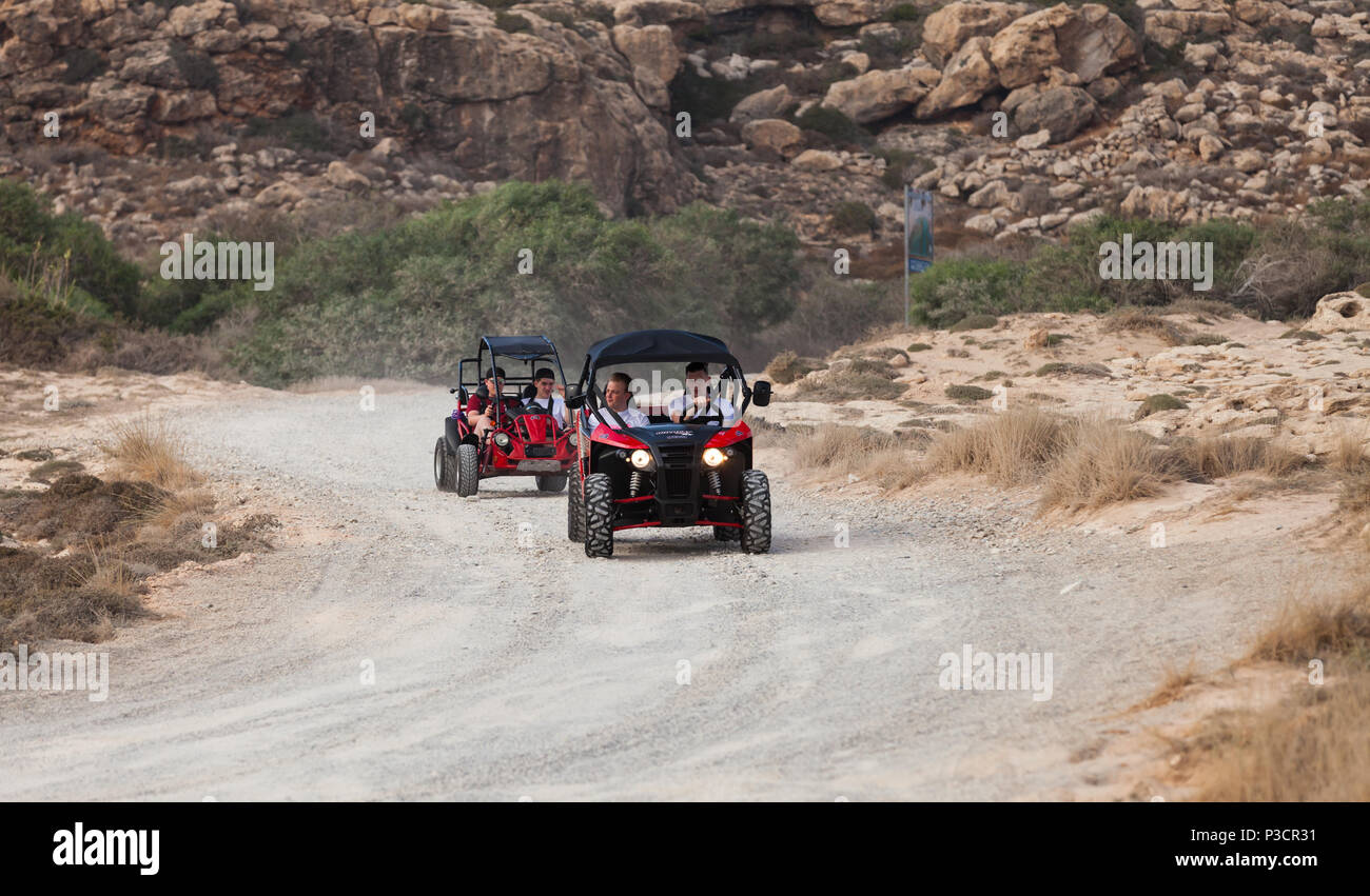 Ayia Napa, Cipro - 11 Giugno 2018: due red ATV con giovani automobilisti europei sono sulla strada rurale di isola di Cipro Foto Stock
