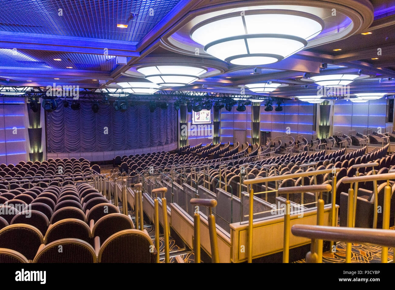 Civitavecchia, Italia-20th Settembre 2017: teatro di intrattenimento a bordo della Royal Princess nave da crociera. La nave appartiene al Princess Cruise Line. Foto Stock