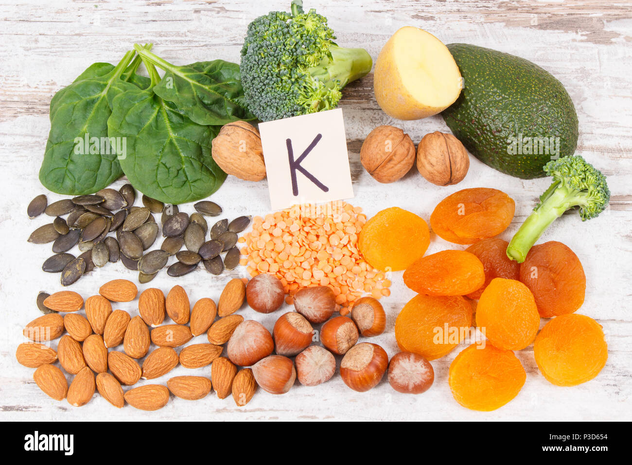 La frutta e la verdura fresca contenente vitamina K, potassio, fibre  dietetiche e minerali naturali, alimentazione sana nozione Foto stock -  Alamy