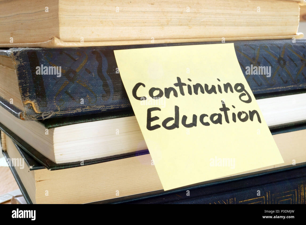 Memo stick con parole di educazione permanente e libri. Foto Stock