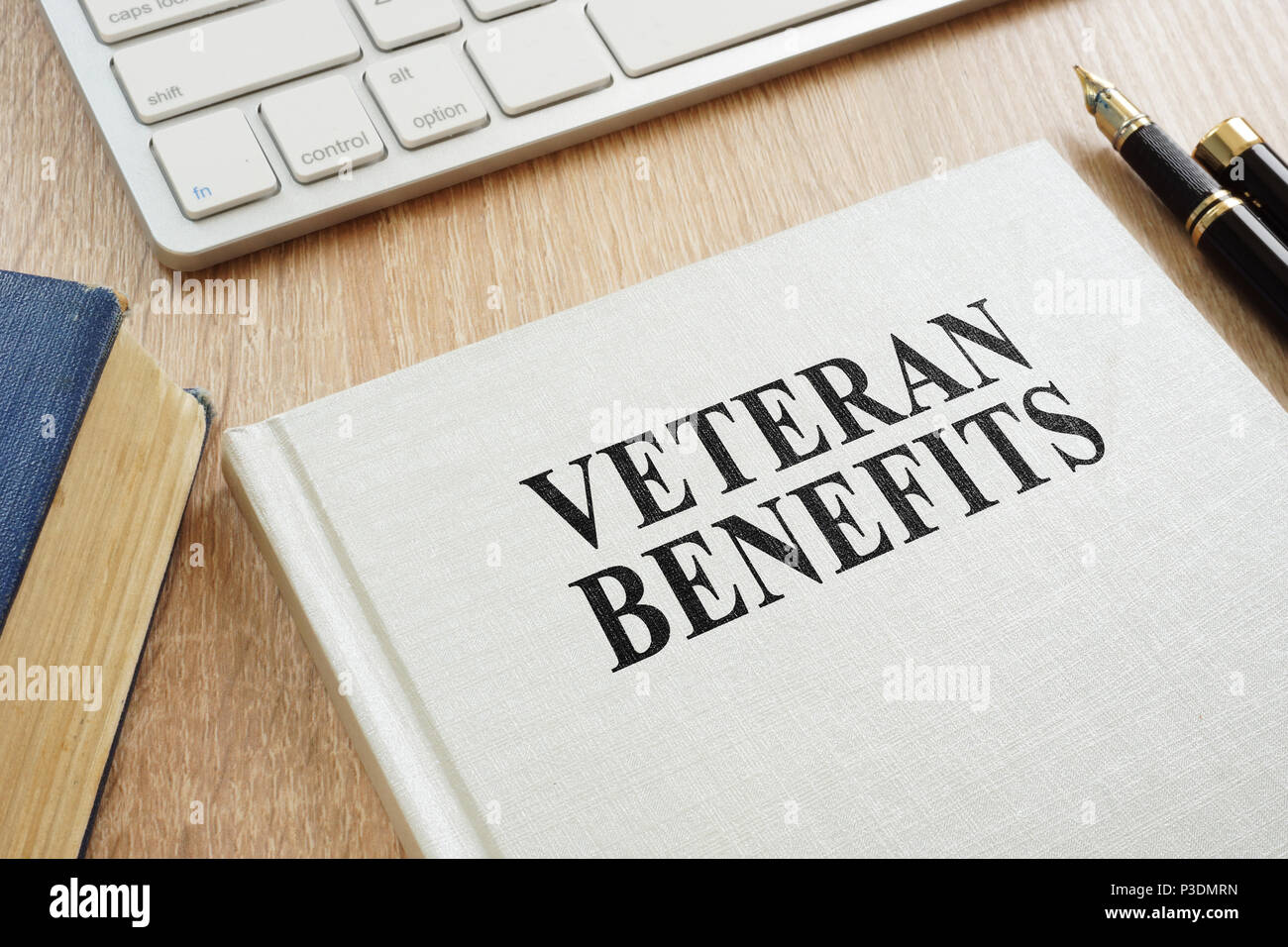 Prenota sul veterano benefici su una scrivania. Foto Stock