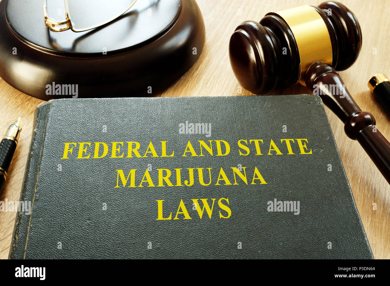 Statale e federale in materia di leggi sulla marijuana e martello in una corte. Foto Stock