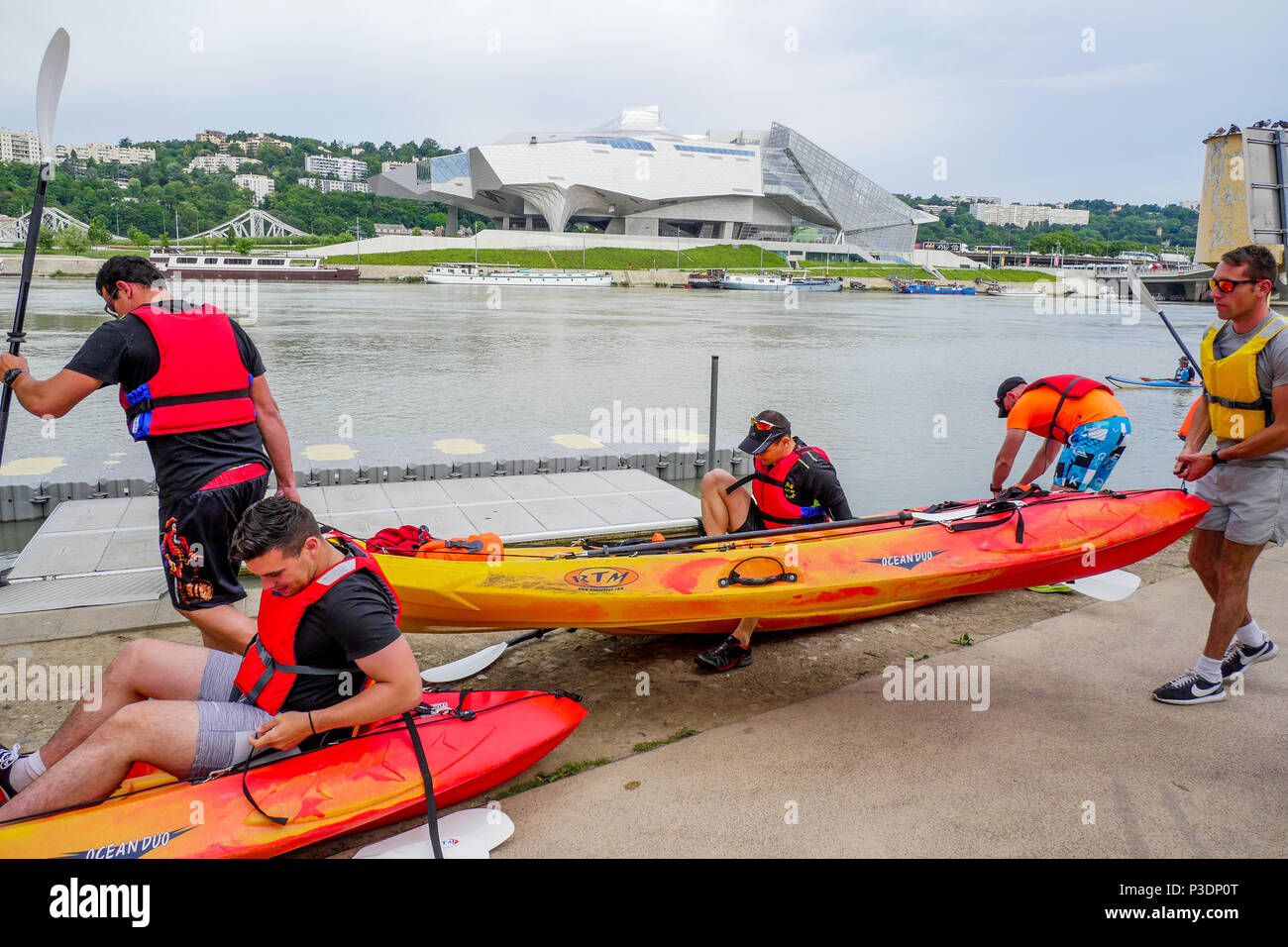 Feriti di guerra giorno: PLM raid canoa inizia a Lione, Francia Foto Stock