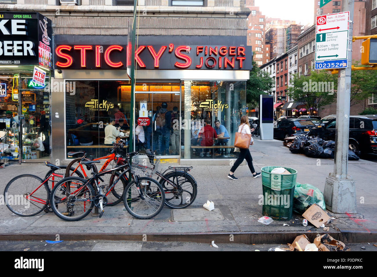 La Sticky finger-joint, 484 3rd Ave, New York, NY. esterno alla vetrina di un ali di pollo eatery in Kips Bay quartiere di Manhattan. Foto Stock