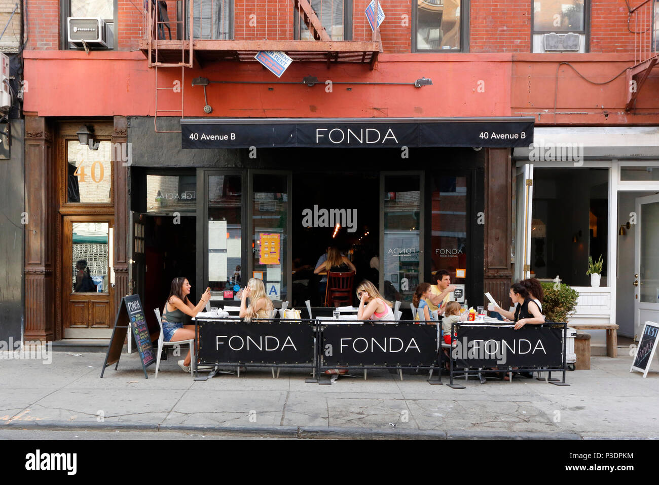 Fonda, 40 Avenue B, New York, NY. esterno alla vetrina di un ristorante e cafè sul marciapiede nel quartiere di Lower East Side di Manhattan. Foto Stock