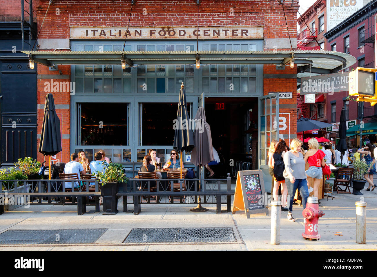 Gelso e Grand, 186 Grand St, New York, NY. esterno alla vetrina di un ristorante italiano e cafè sul marciapiede in Manhattan's Little Italy. Foto Stock