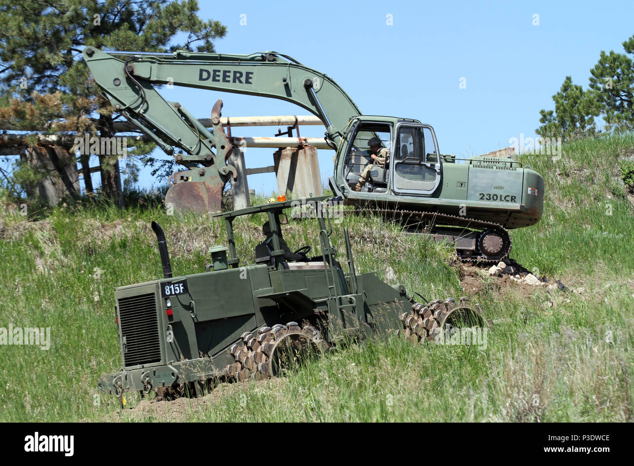 Stati Uniti I soldati dell esercito con il Dakota del Sud esercito nazionale della guardia ingegnere 842nd azienda riparazione, costruire e mantenere le strade in Sanford Metropolitana Centro di Ricerca, piombo, S.D., 15 giugno 2018. Questo progetto fornisce soldati con addestramento pratico mentre fornisce servizi per enti pubblici durante il Golden Coyote esercitazione. Foto Stock