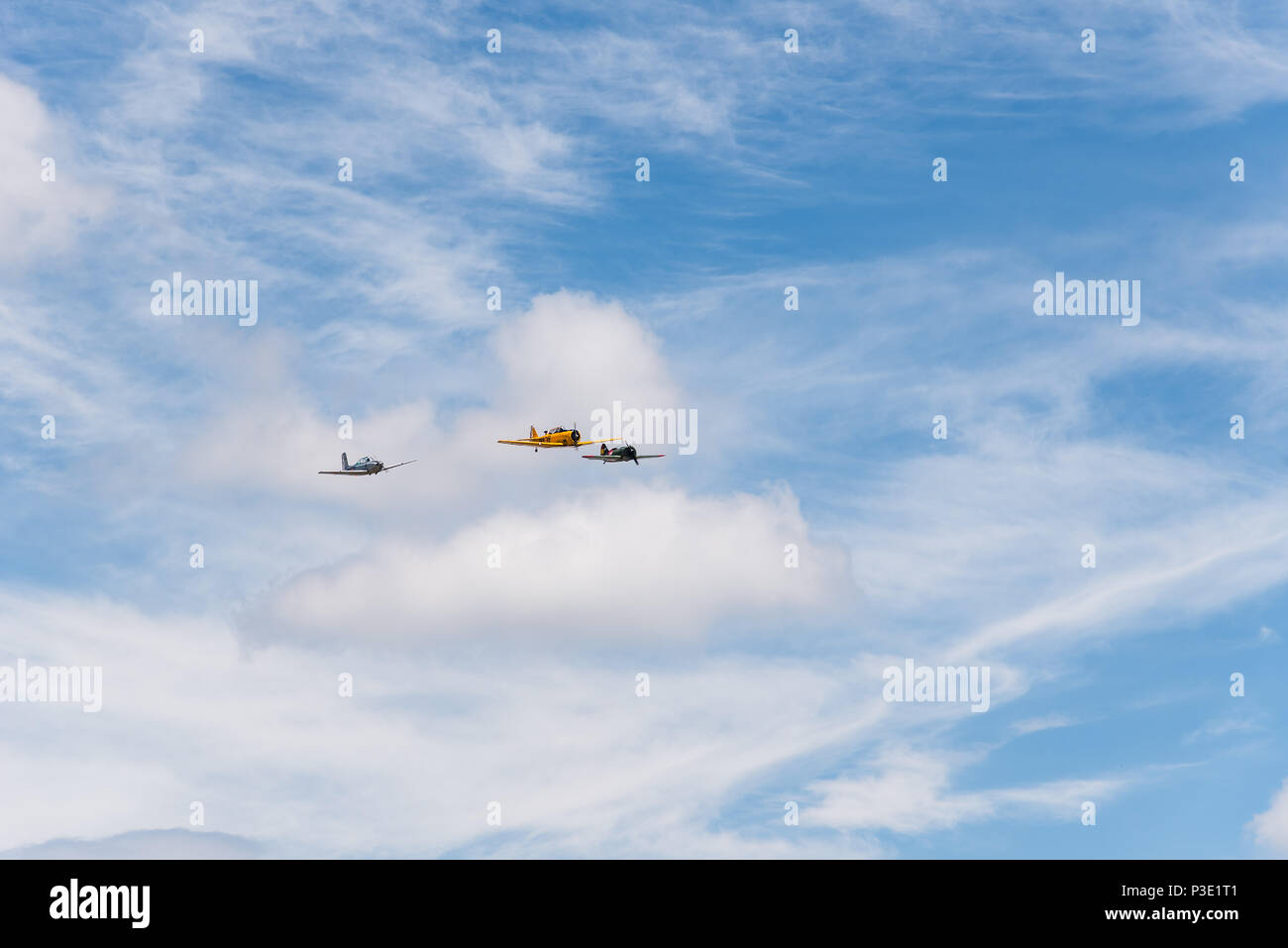 Madrid, Spagna - 3 Giugno 2018: per i voli in formazione di Policarpov I-16, North American T-6 Texano e DUN Beechcraft T-34un Mentor durante l'air show di histor Foto Stock